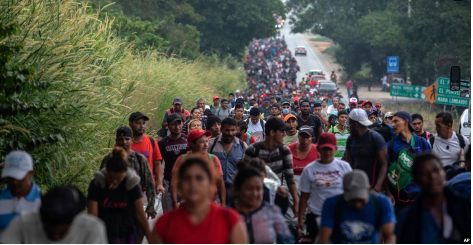 Los migrantes, parte de una caravana en camino hacia Loma Bonita, en el estado mexicano de Veracruz, el jueves 18 de noviembre de 2021.