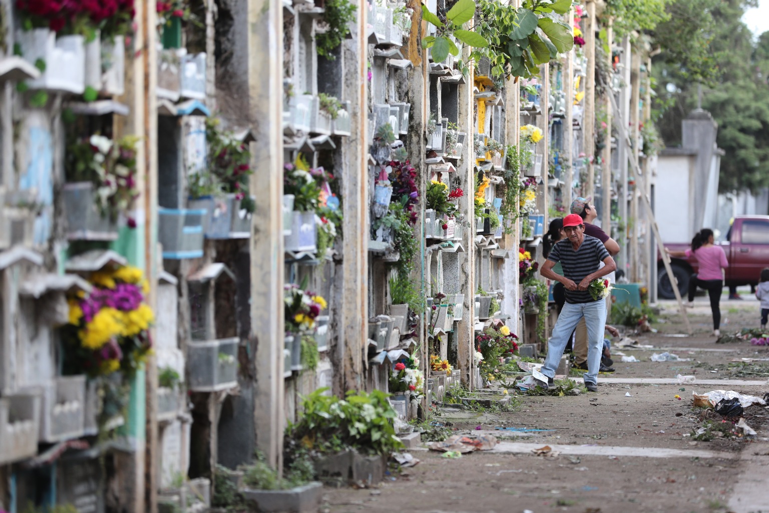 Las visitas a los cementerios han sido reguladas desde el comienzo de la pandemia del covid-19. (Foto Prensa Libre: Hemeroteca PL) 