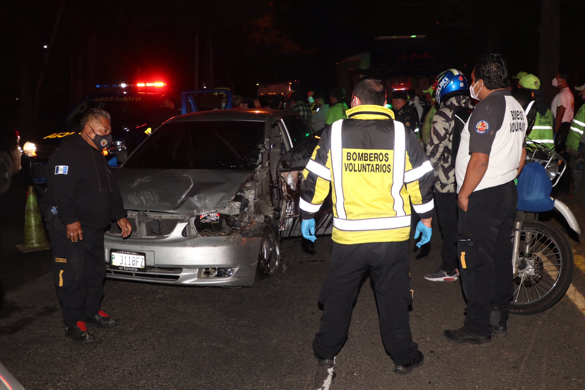 Una mujer arrolló a un grupo de trabajadores que reparaba un tramo del bulevar Vista Hermosa, zona 15 capitalina. (Foto Prensa Libre: CBV)