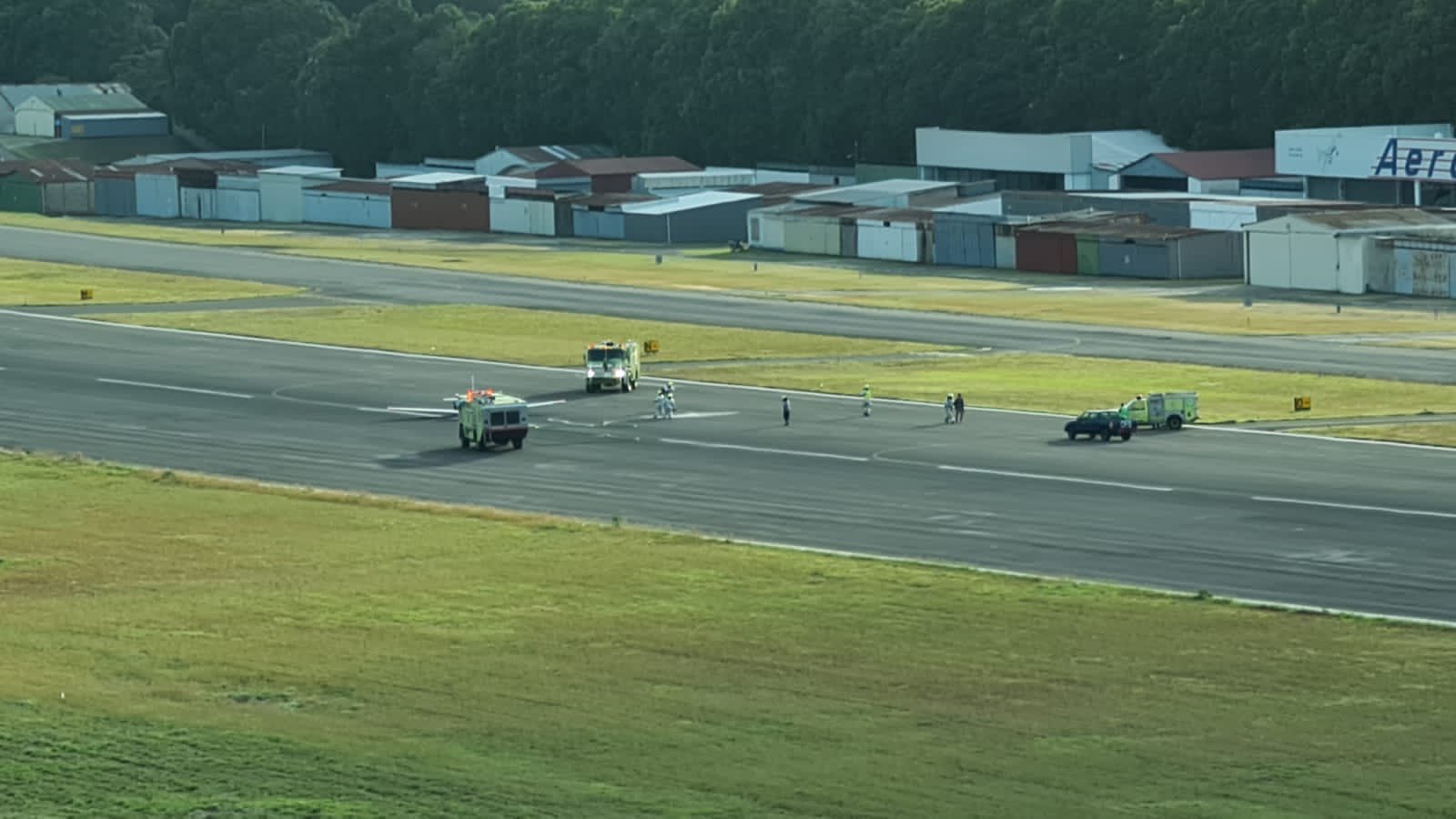 Avioneta privada con fallas mecánicas logra aterrizar en el aeropuerto La Aurora. (Foto Prensa Libre: DGAC)