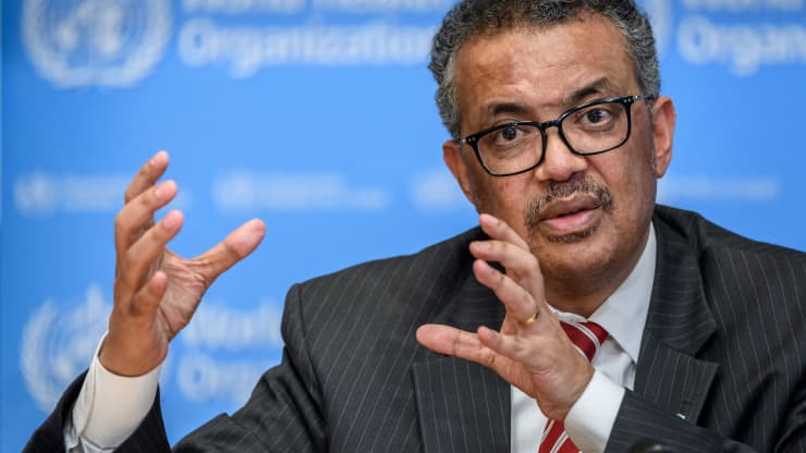 Tedros de la OMS dijo que le preocupa mucho que ómicron, al ser más transmisible, circule al mismo tiempo que delta, y esté provocando un tsunami de casos. (Foto Prensa Libre: AFP)