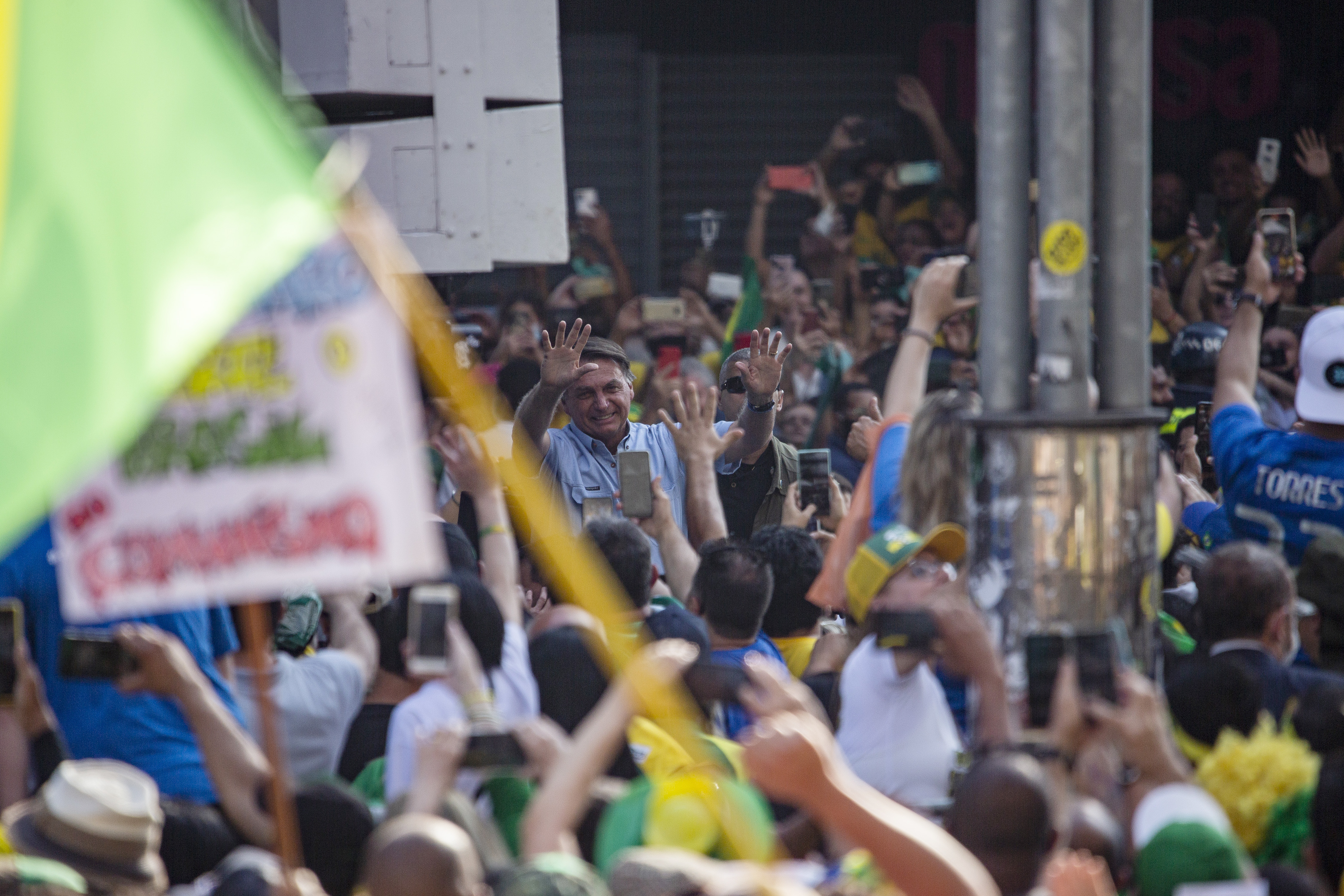 El presidente Jair Bolsonaro en el Día de la Independencia de Brasil en septiembre. El valor de la moneda del país ha caído constantemente y la economía volvió a caer en recesión en el tercer trimestre. (Victor Moriyama/The New York Times)