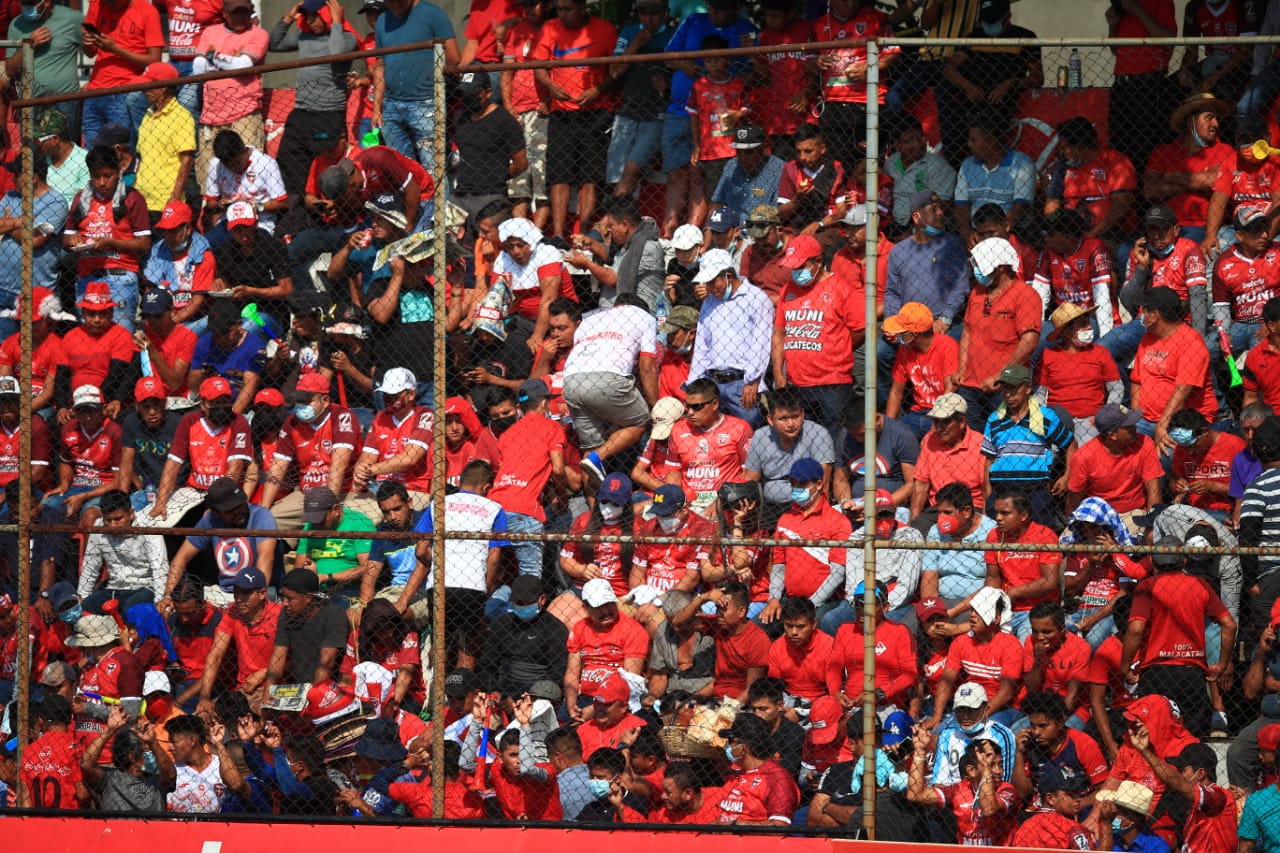 
Decenas de aficionados del Deportivo Malacateco llegan al estado Santa Lucía. (Foto Prensa Libre: Carlos Hernández Ovalle)
