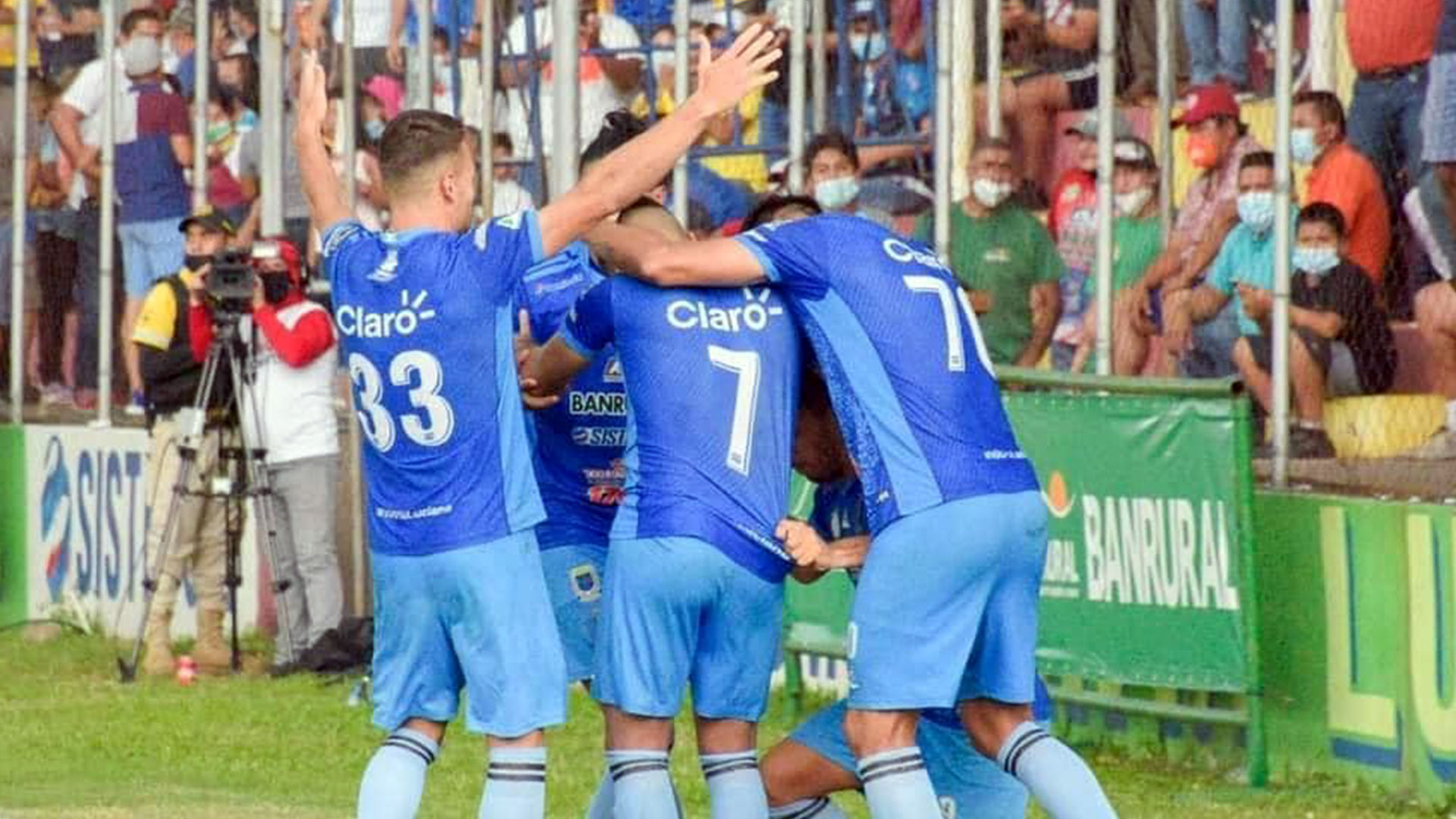 Los jugadores de Santa Lucía festejan todos juntos el único tanto del duelo de ida de cuartos de final contra Malacateco. (Foto Prensa Libre: Santa Lucía Facebook)