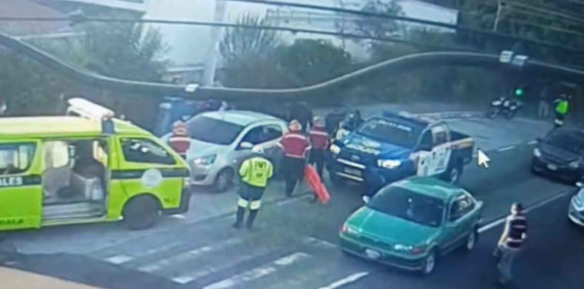 Cámaras de la Policía Municipal de Tránsito captan un ataque armado contra un automovilista en Las Charcas, zona 11 capitalina. (Foto Prensa Libre: Captura de video) 