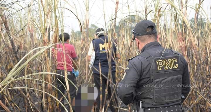 Localizan el cuerpo carbonizado de un hombre en Santa Lucía Cotzumalguapa, Escuintla. (Foto Prensa Libre: Relax TV/Facebook) 