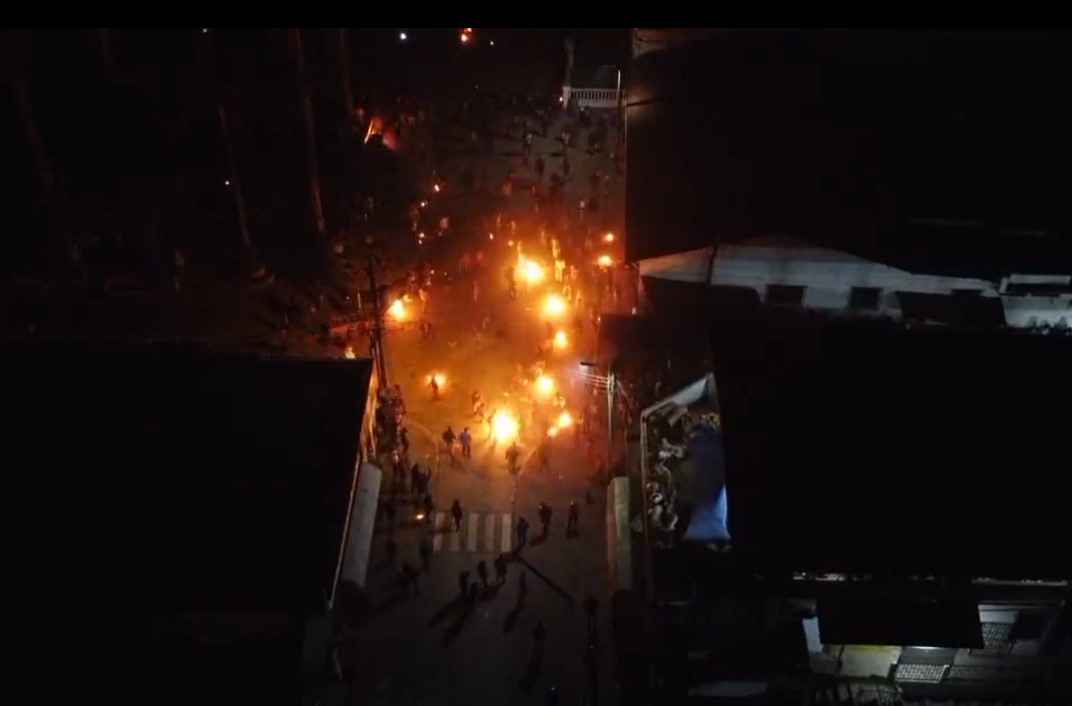 En varios municipios de Guatemala la festividad de la Inmaculada Concepción de María va acompañada de la tradición de lanzarse bolas de fuego. (Foto Prensa Libre: Captura de video)
