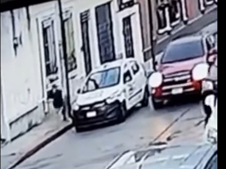 Cámara de seguridad registra ataque armado contra taxista en la zona 1 de Guatemala; suceso ocurrió el sábado 4 de diciembre.