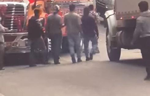 Graban pelea en medio del tránsito en la ruta a Chichicastenango. (Foto Prensa Libre: Tomada de video de Knal 4 Noticias de Quiché)