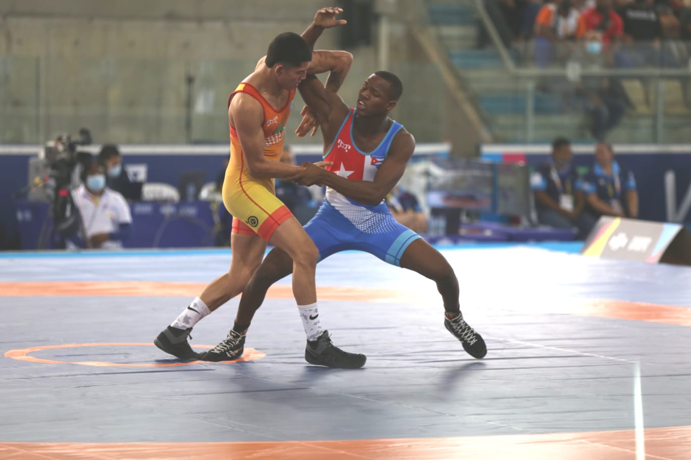 Carlos Valerio Fuentes Peralta (I) durante la pelea por la medalla de oro con el cubano David Veliz. Al final se quedó con la plata, la tercera para Guatemala. Foto CDG. 