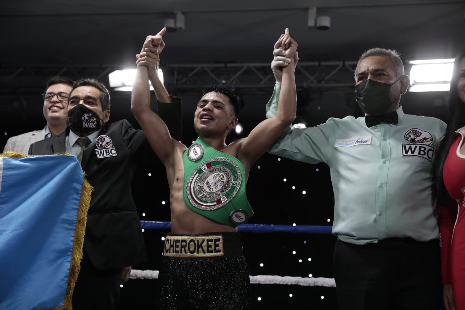 Pablo Cherokee Macario festeja la victoria contra el mexicano Penterita Mandujano. (Foto Cortesía Apex Boxing).