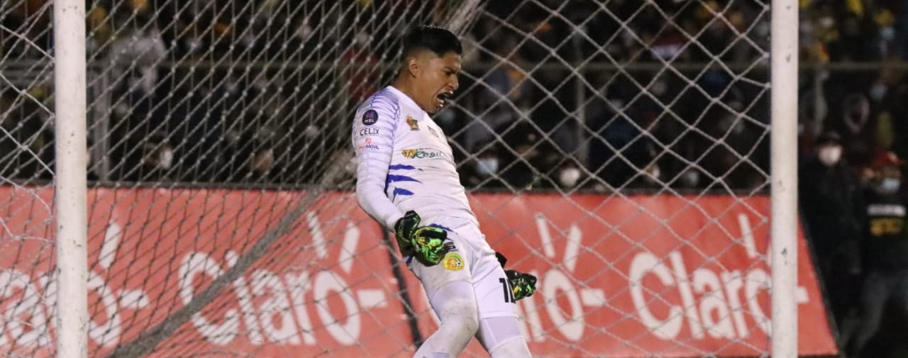 El guardameta Estuardo Sicán festejando después de detener el segundo penal para Marquense ante Mixco. (Foto Prensa Libre: FutbolerosGT)