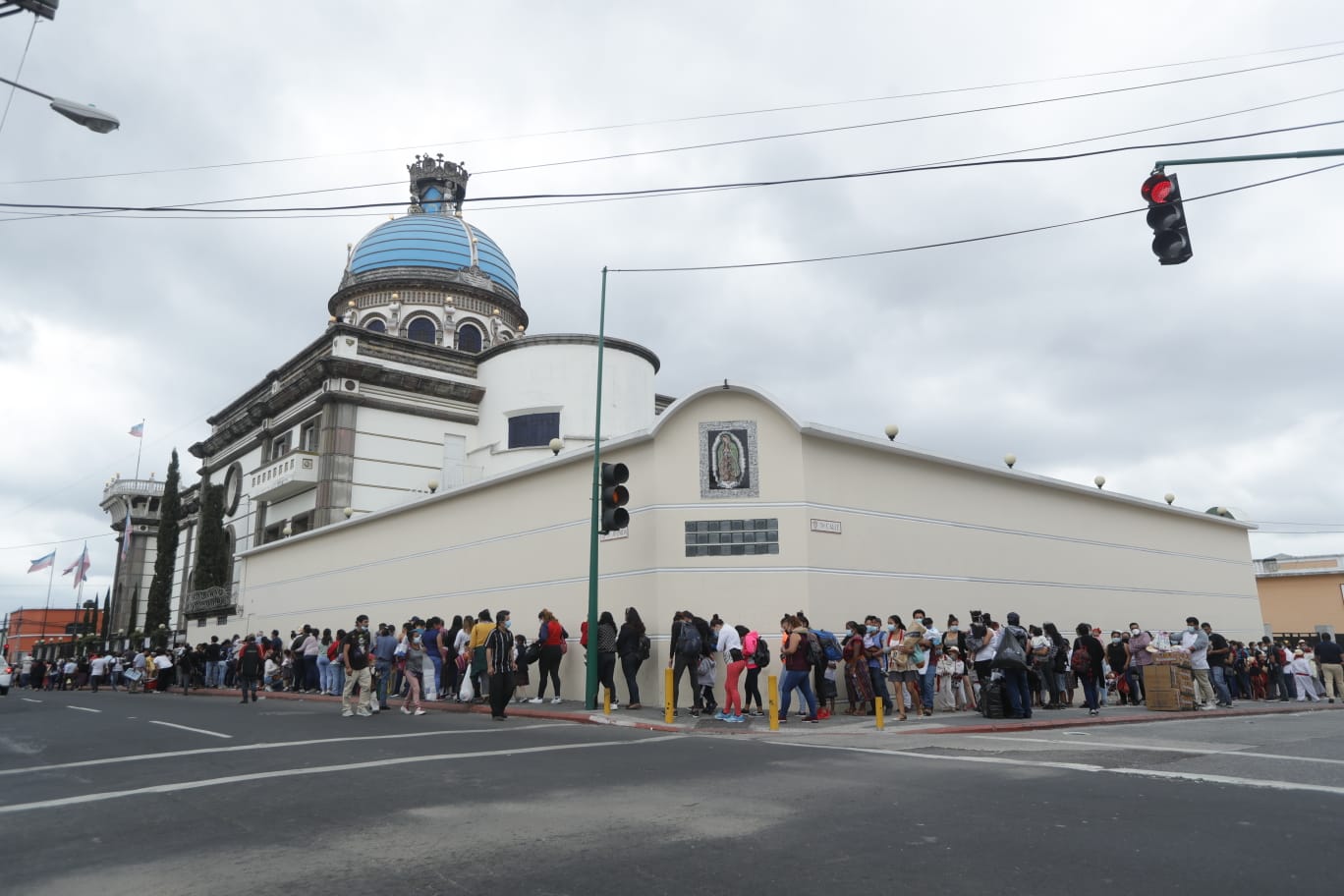 Las personas pueden permanecer un minuto adentro por los protocolos de bioseguridad. (Foto Prensa Libre: Esbin García)