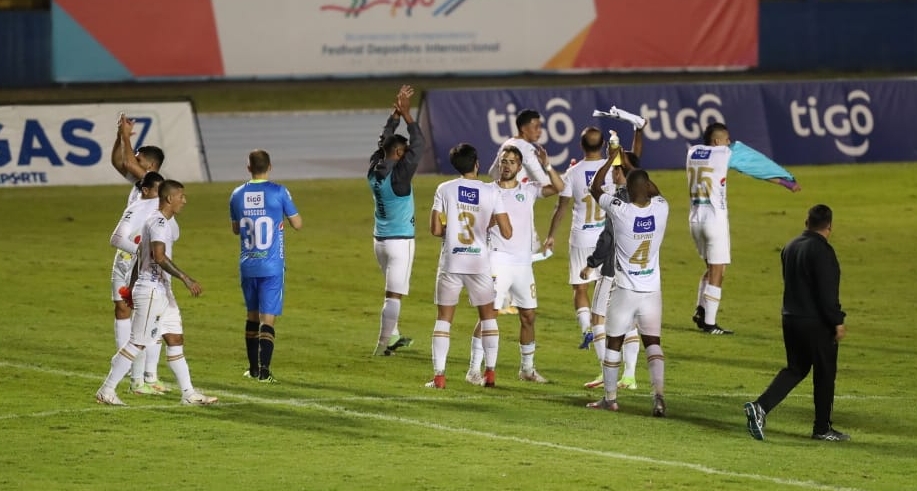 Los jugadores de Comunicaciones festejan su pase a la final después de eliminar a Municipal este domingo. (Foto Prensa Libre: Elmer Vargas y Erick Ávila)