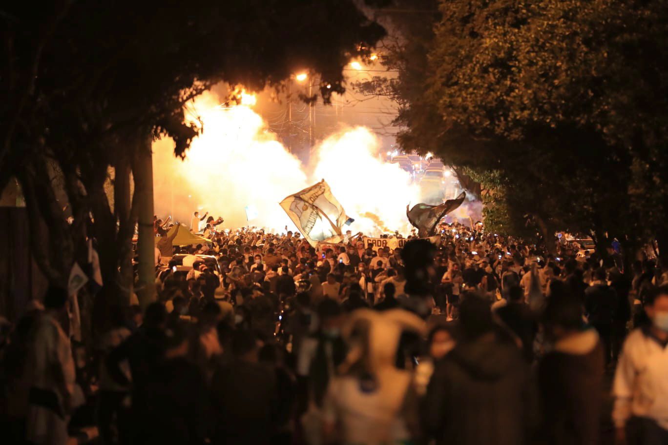 Los hinchas de Comunicaciones previo al duelo ante Municipal. (Foto Prensa Libre: Elmer Vargas)