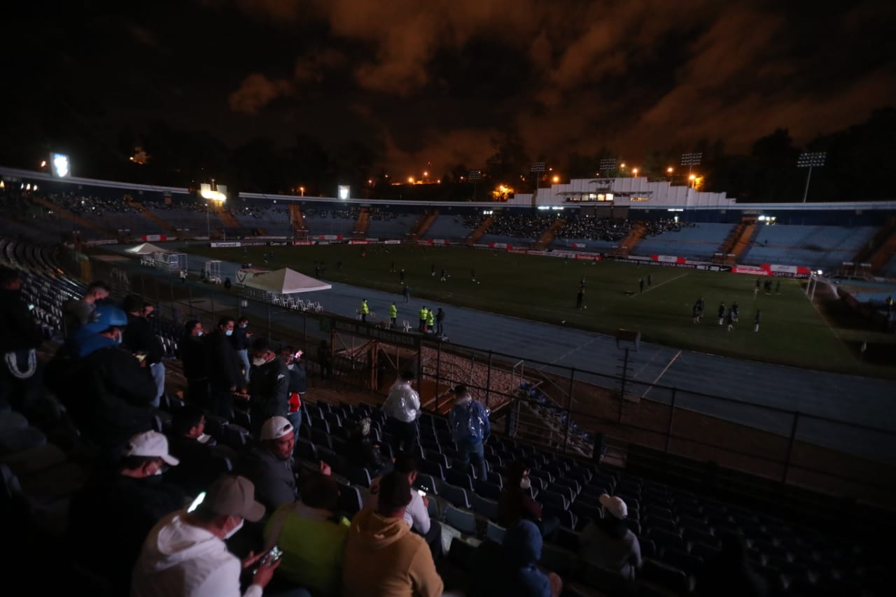 Hubo apagón en el Doroteo Guamuch Flores. (Foto Prensa Libre: Juan Diego González)