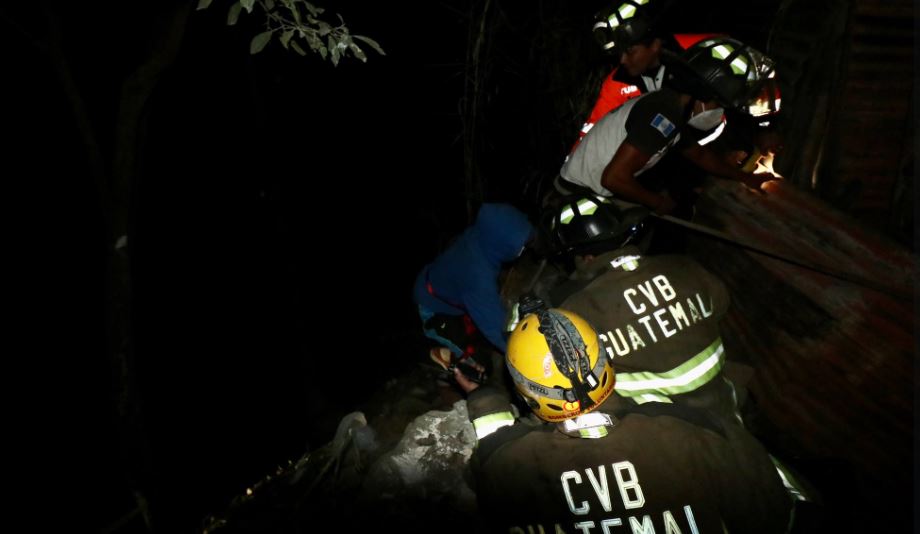 Socorristas rescatan a uno de los vecinos. (Foto: Bomberos Voluntarios)