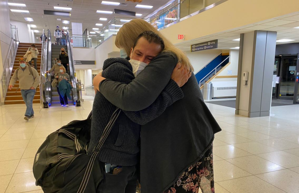 Guatemalteco se reencuentra con su esposa en EE. UU. (Foto: @StackhouseNCME/Twitter)