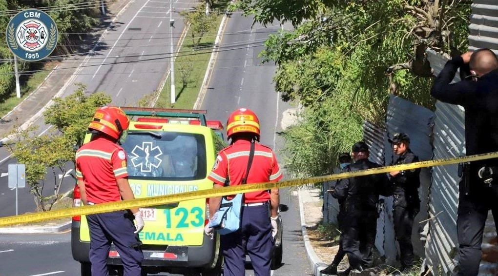 Instituto Nacional de Ciencias Forenses identificó como Lincy Ileana Maribel García Cachín, de 23 años, a la mujer que fue localizada sin vida en la zona 4 de Mixco. (Foto Prensa Libre: Bomberos Municipales)