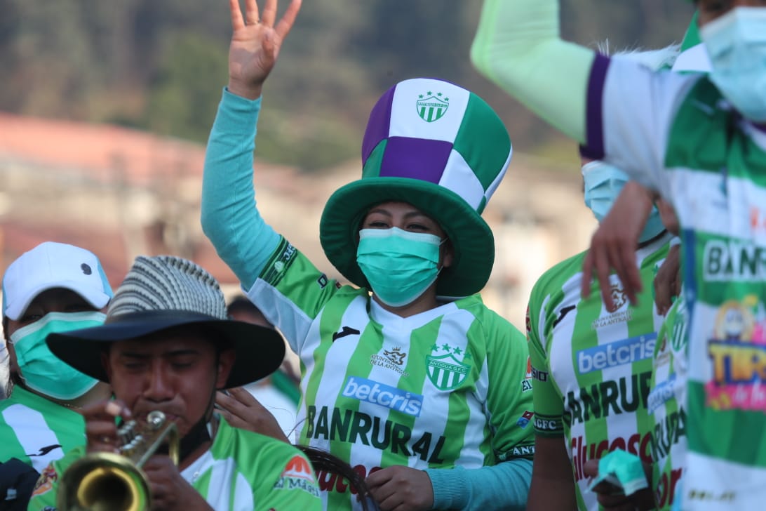 Aficionados de Antigua GFC durante la previa del duelo de semifinal de vuelta ante Malacateco. (Foto Prensa Libre: Erick Ávila)