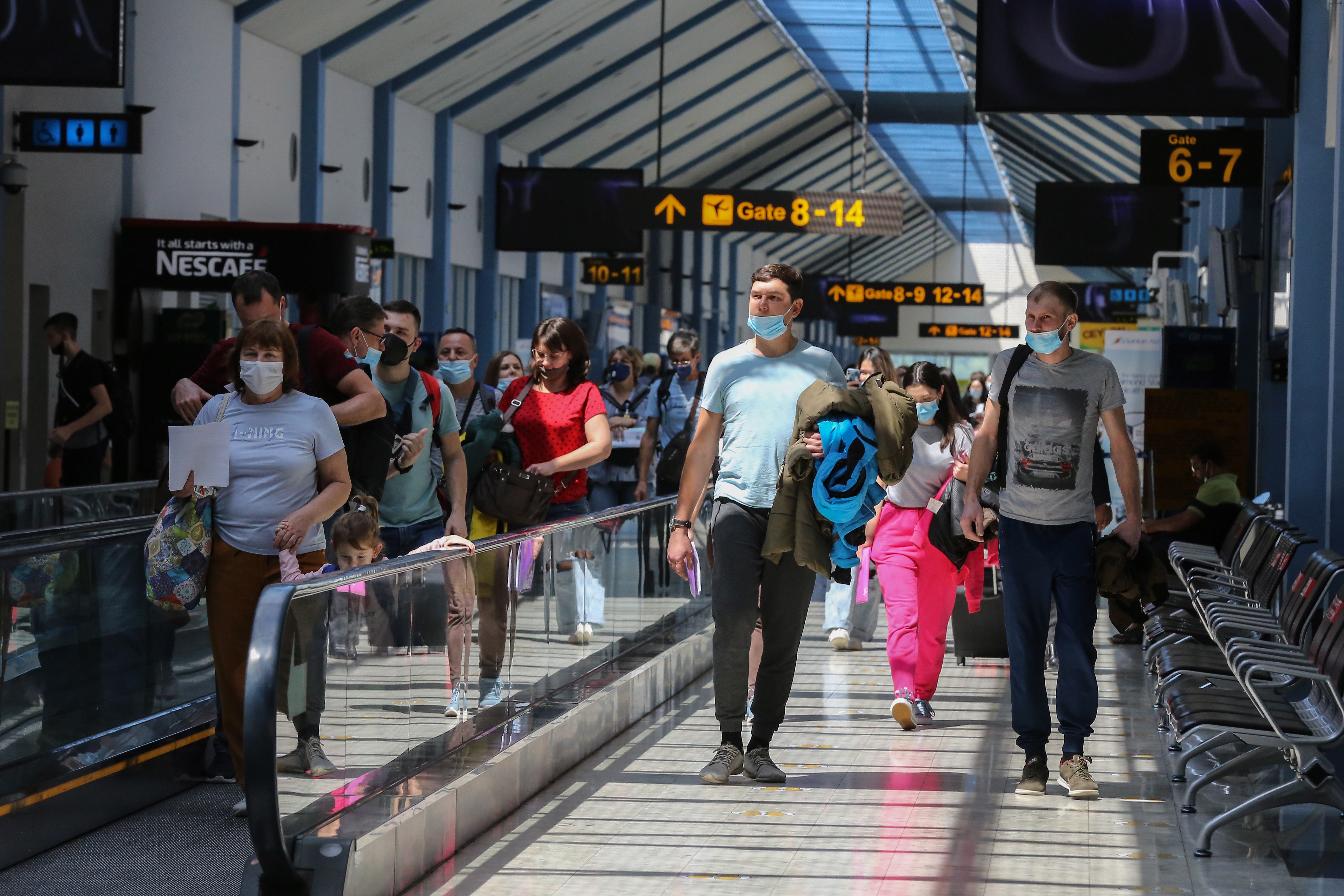 OMS aconsejó que los mayores de 60 años y las personas vulnerables posterguen sus planes de viaje. (Foto Prensa Libre: EFE)