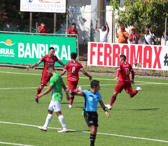 Enzo Herrera (I), Yonathan Morán (C) y Matías Rotondi (D) celebran la primera anotación del cuadro Malacateco. Los tres fueron figura en la semifinal de ida. Foto Prensa Libre: Érick Ávila. 