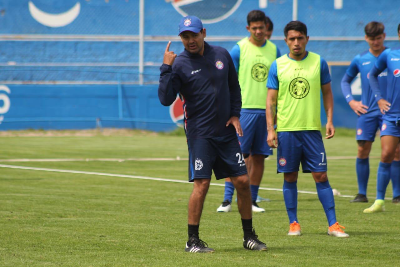 El entrenador Irving Rubirosa de Xelajú durante una de las prácticas antes de enfrentar a Municipal en cuartos de final. Foto Prensa Libre: cortesía. 