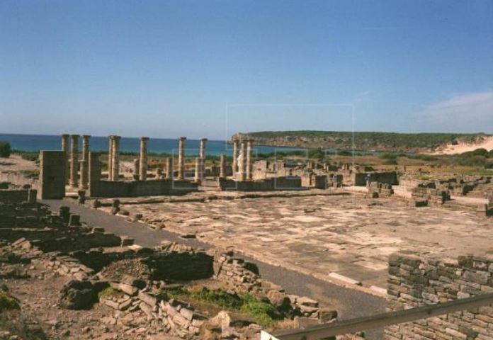 Vista general del foro y de la basílica del conjunto arqueológico de Baelo Claudia, ciudad romana del siglo II a. C., en Tarifa Cádiz, España. (Foto Prensa Libre: EFE/J.L. Pino/ARCHIVO)