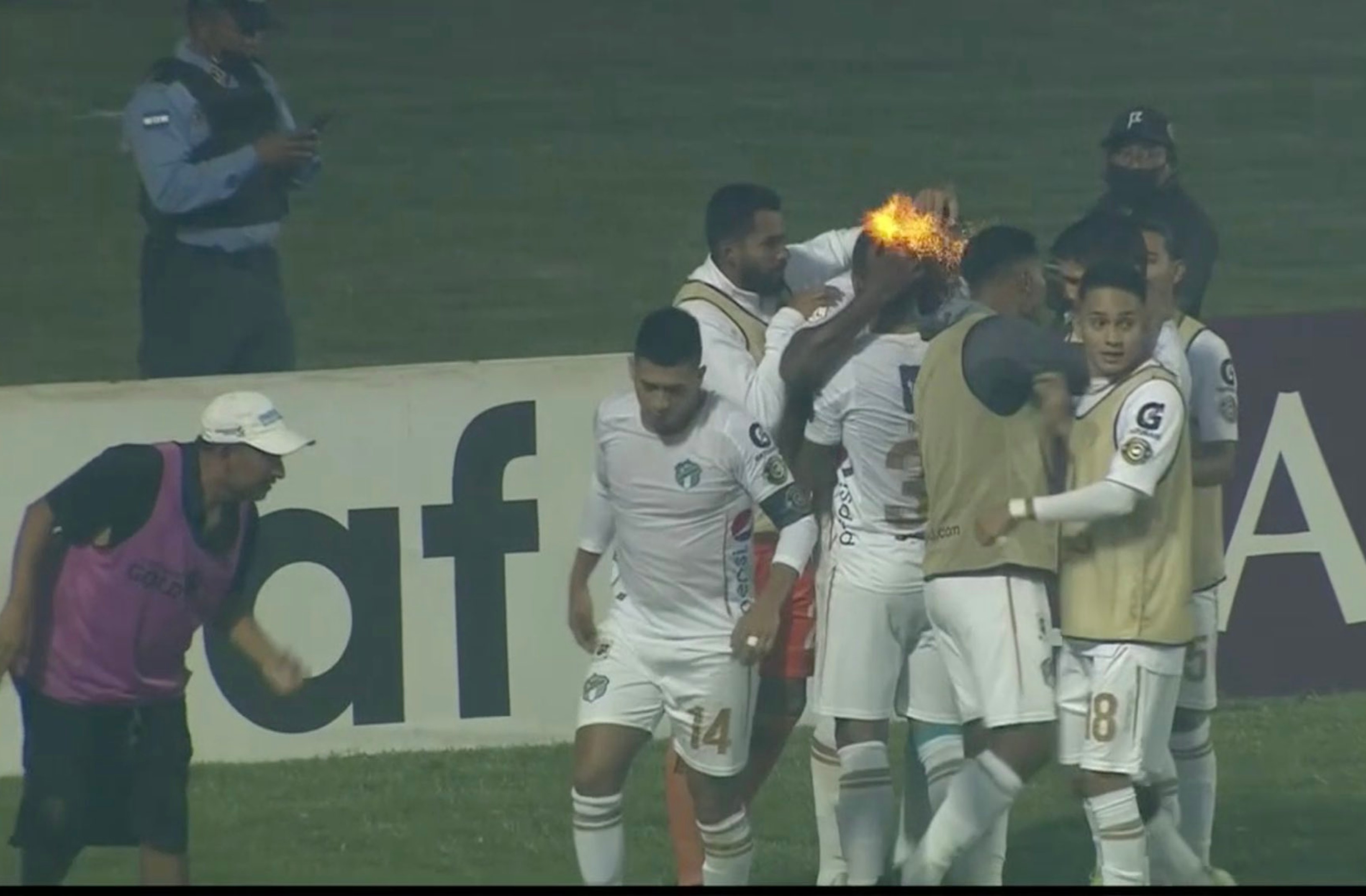 Este fue el momento en que le cayó un juego pirotécnico al grupo de jugadores de Comunicaciones cuando celebraban el segundo gol. Stheven Robles fue el más afectado y tuvo que ser atendido por el cuerpo médico. Foto captura de pantalla transmisión ESPN.