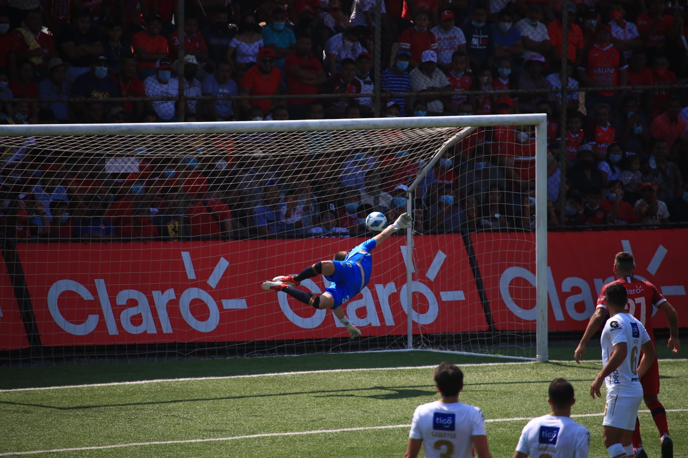 Así fue el golazo de Matías Rotondi; Kevin Moscoso no pudo hacer nada para evitarlo. (Foto Prensa Libre: Carlos Hernández)