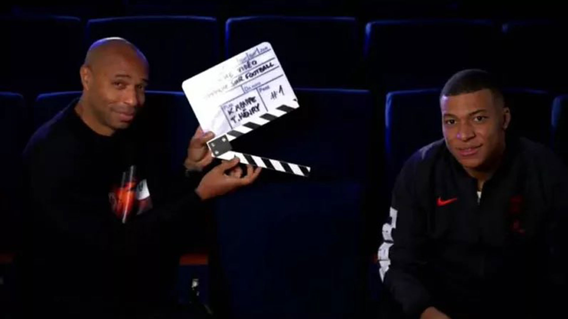 El exjugador del Arsenal inglés Thierry Henry durante su charla con el goleador del PSG Kylian Mbappé para Amazon Prime. (Foto Prensa Libre: Twitter)