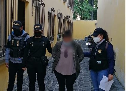 Una de las capturadas por hacerse pasar por empleadas del IGSS para ofrecer plazas a cambio de dinero. (Foto Prensa Libre: MP)