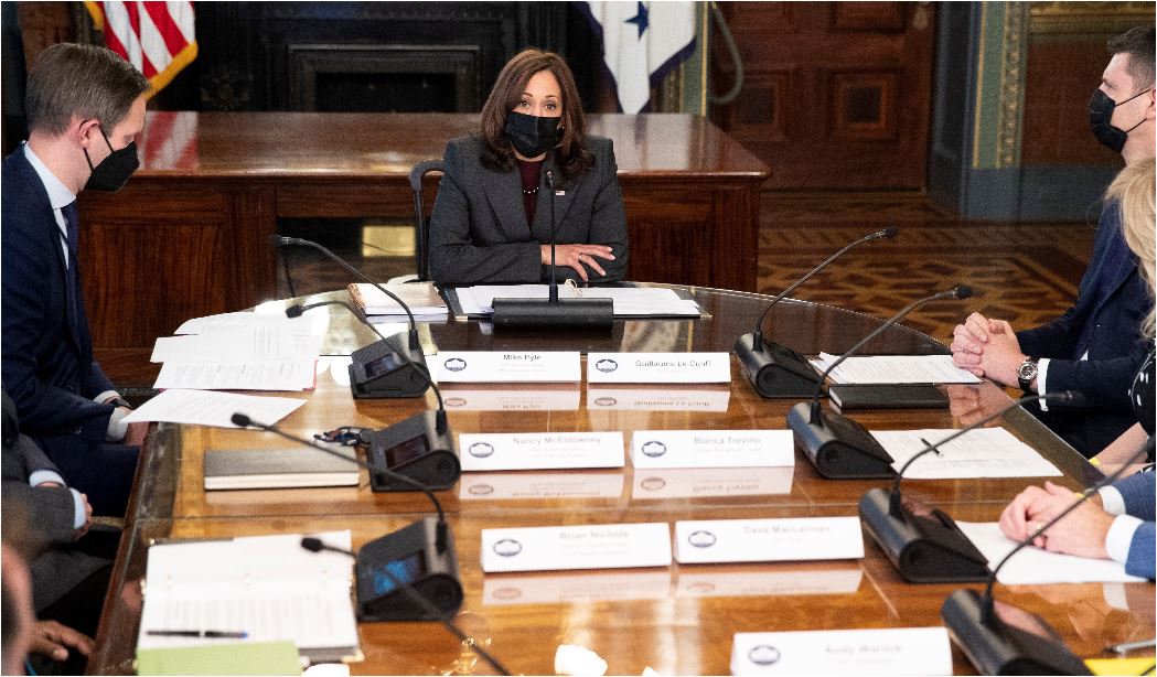 Kamala Harris, vicepresidenta de Estados Unidos durante reunión con CEO´s de diferentes compañías multinacionales en el marco de la iniciativa "Llamada a la acción". (Foto Prensa Libre: EFE)