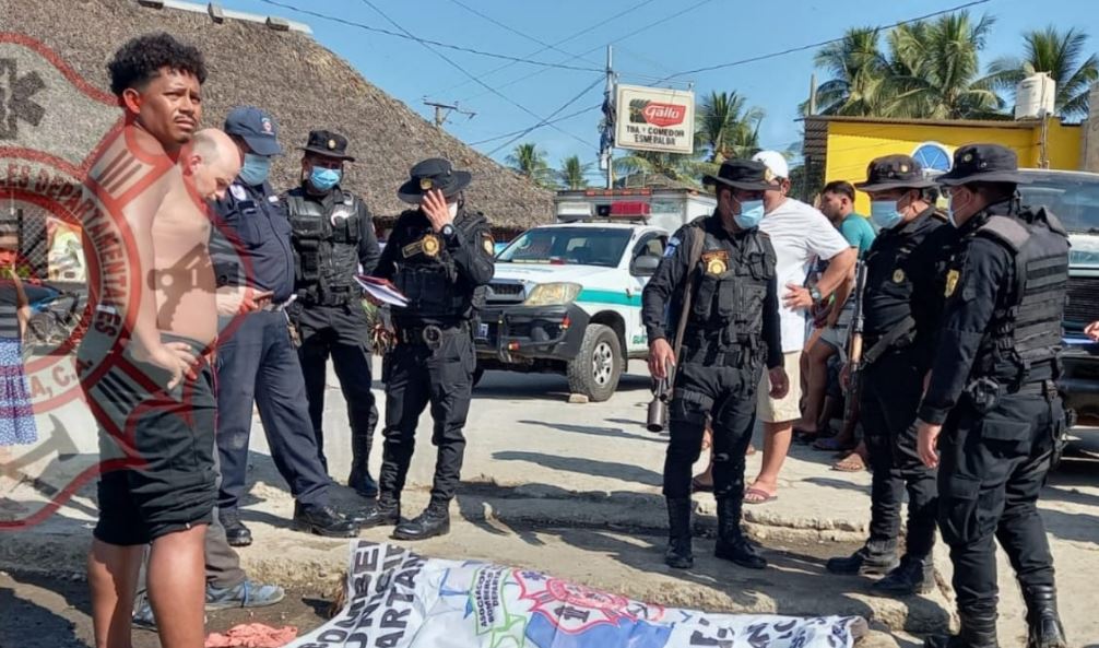 Una alemana de 60 años perdió la vida al ahogarse en aguas del Pacífico en San Marcos. (Foto Prensa Libre: CBMD)
