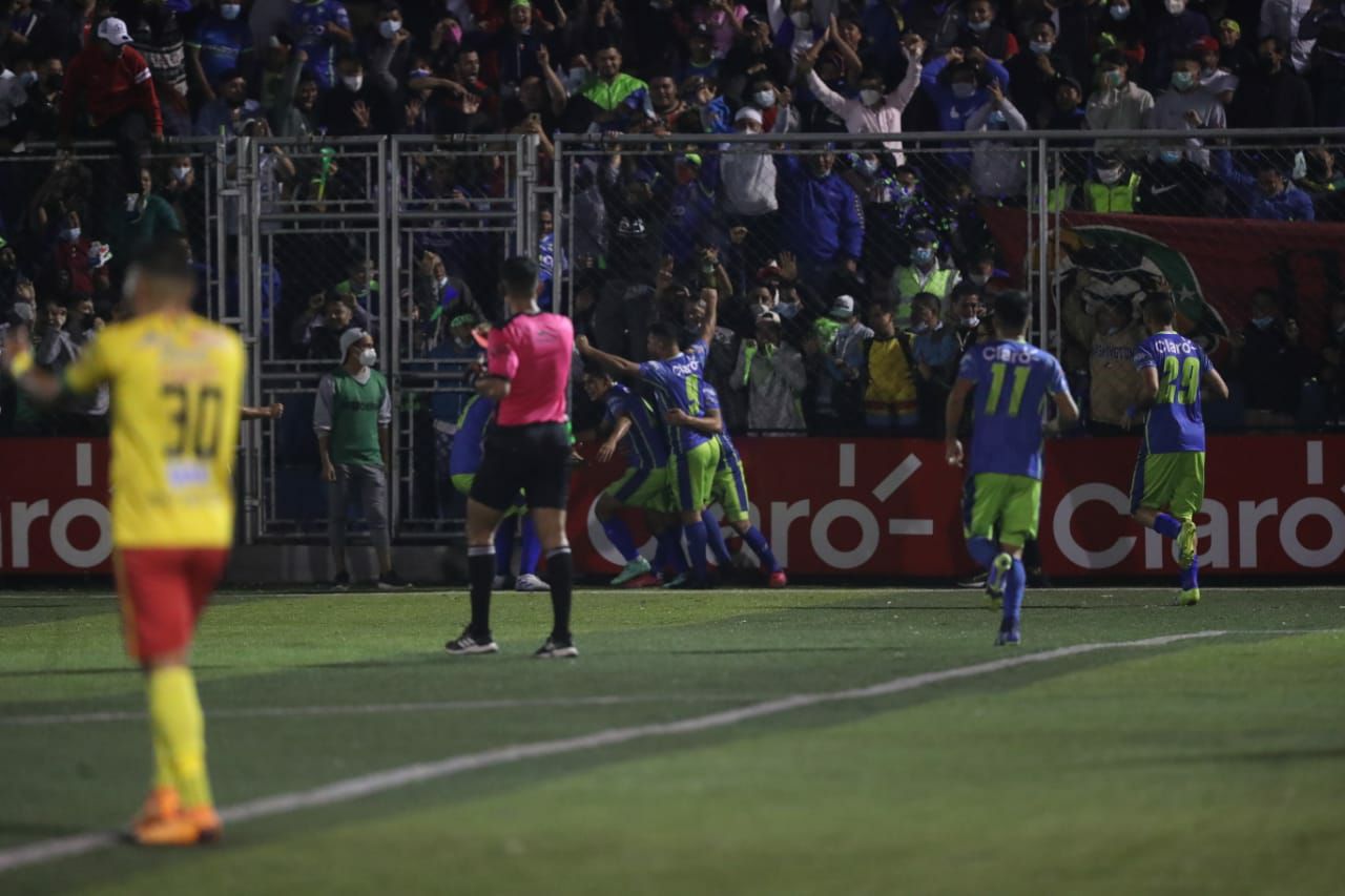 El jugador de Deportivo Mixco Nery Cifuentes al momento de anotar el 1-0 ante Marquense en la final de ida de Primera División. (Foto Prensa Libre: Erick Ávila)