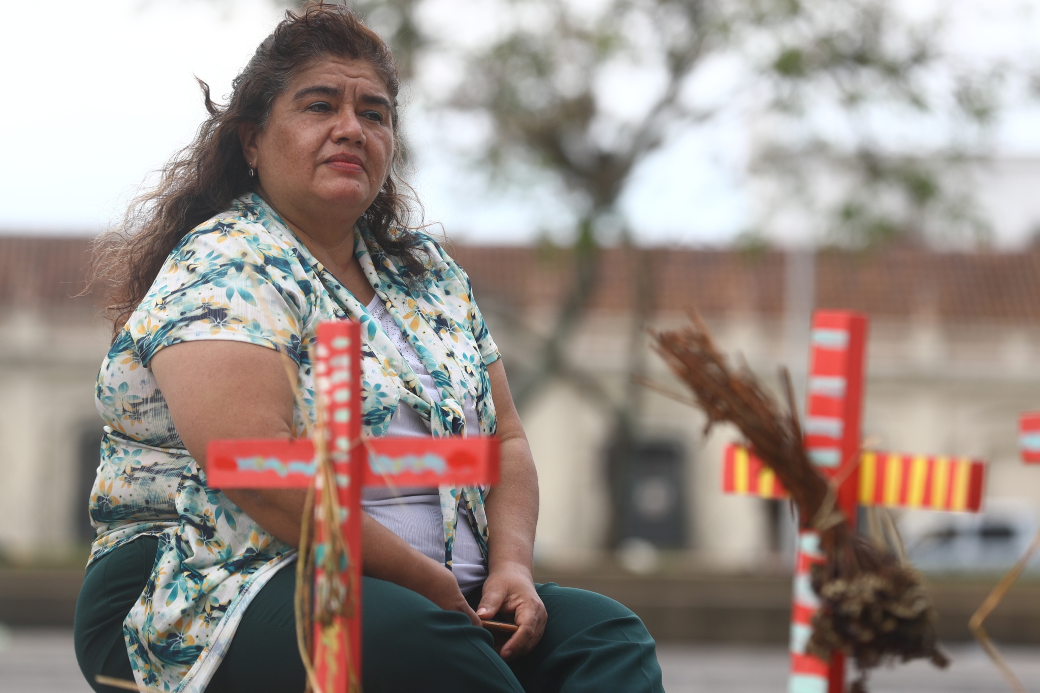 Rosa Franco, en el Altar de las niñas, en la Plaza Central, un homenaje a las 41 menores que murieron en el Hogar Seguro. (Foto Prensa Libre: Fernando Cabrera)
