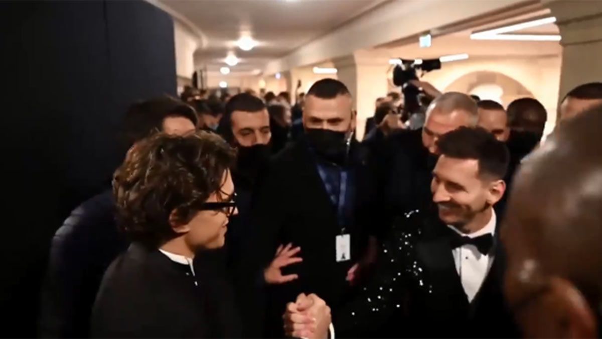 El saludo de Tom Holland, que protagoniza la nueva película de Spiderman, y Lionel Messi, en la gala del Balón de Oro se ha vuelto viral. Foto Captura de pantalla.