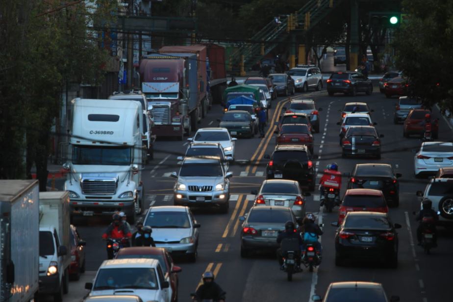 Vehículos en la Calle Martí. El pago del aguinaldo dinamiza la economía y con ello aumenta el número de personas y automotores en la capital. (Foto Prensa Libre: Carlos Hernández Ovalle)