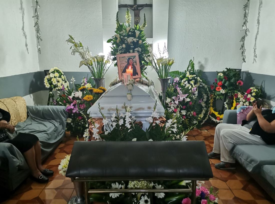 Velorio de Luz María del Rocío López Morales, quien supuestamente fue asesinada por su esposo Jorge Rafael Zea Mejía. (Foto Prensa Libre: Hemeroteca PL)