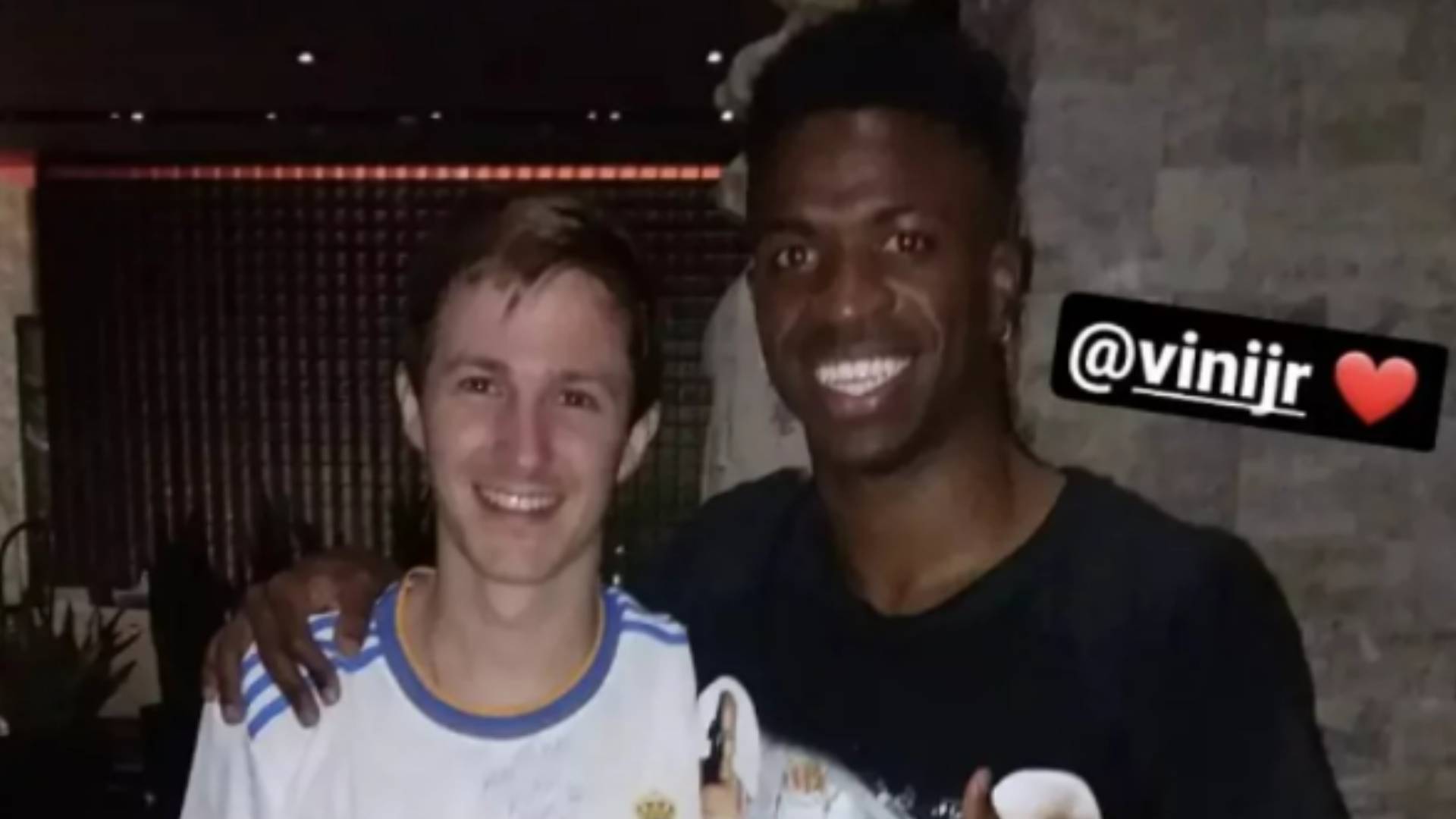 El jugador del Real Madrid Vinicius JR posando junto a un joven argentino al cual le regaló una playera de su equipo. (Foto Prensa Libre: Instagram)