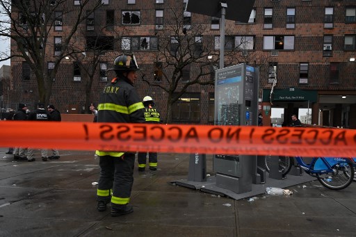 Los bomberos lucharon contra el fuego en el Bronx. (Foto Prensa Libre: Ed JONES / AFP)