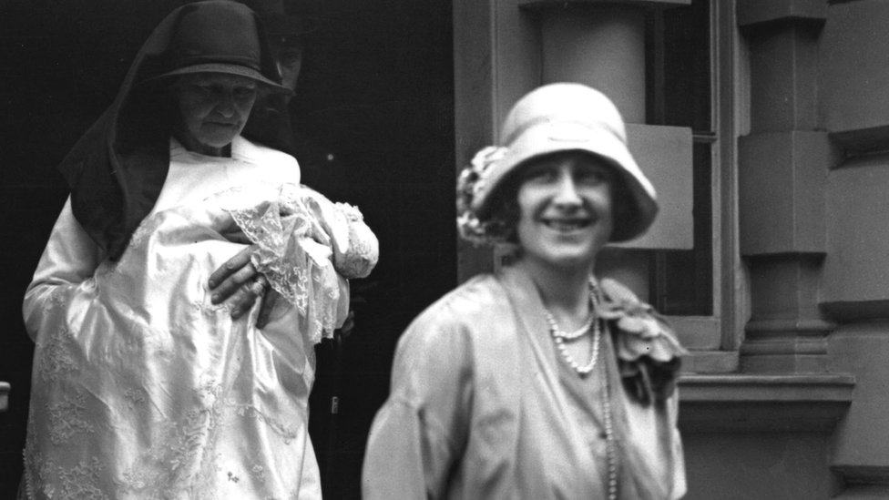 La futura reina, su madre y una enfermera, parten de la casa 17 de Bruton Street para su bautizo. Getty Images