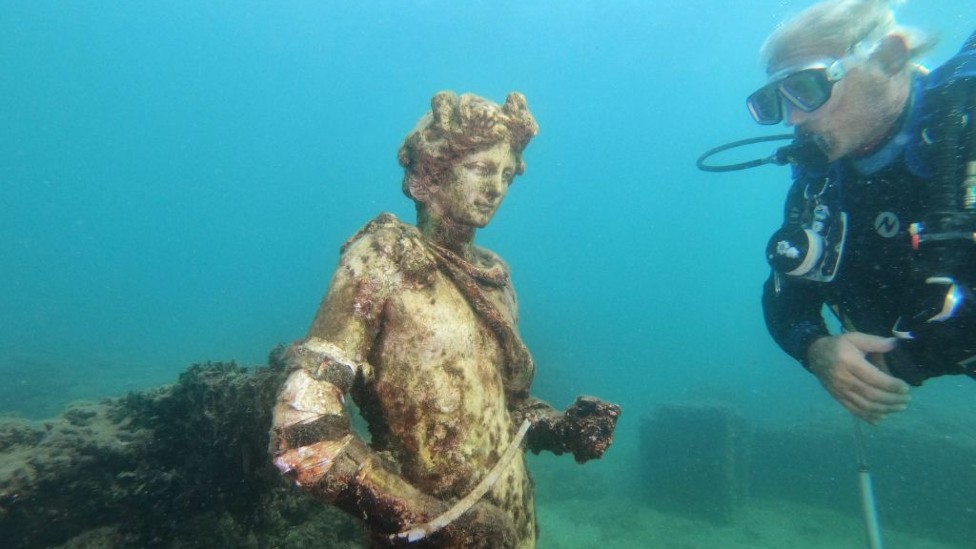 Una estatua en el Parque arqueológico submarino de Baia, en Italia. ANDREAS SOLARO/AFP VIA GETTY IMAGES