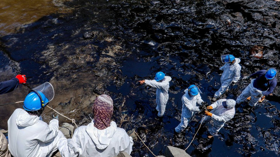 Las autoridades temen que al menos 6.000 barriles de petróleo fueron derramados en el Pacífico durante el incidente. EPA