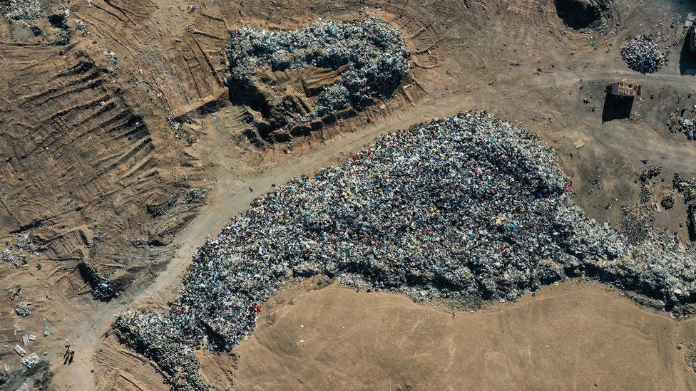 Se calcula que más de 300 hectáreas del desierto de Atacama están cubiertas de desechos textiles.