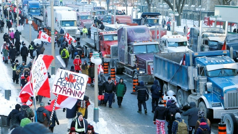 Docenas de camioneros llegaron a Ottawa durante el fin de semana como parte de lo que llamaron el "Tren de la Libertad".