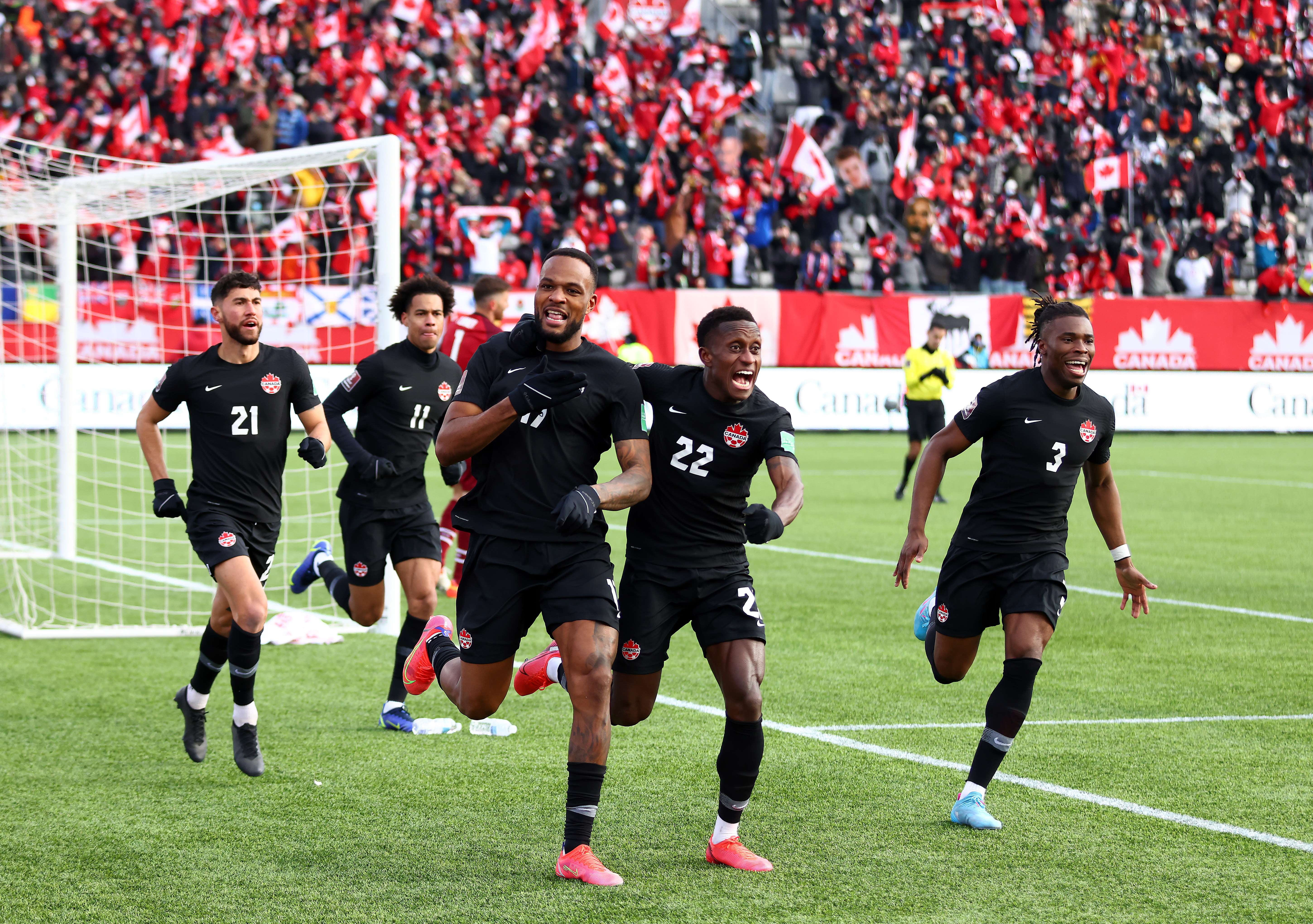 El jugador de Canadá Cyle Larin (17) celebra su gol junto con su compañero Richie Laryea (22) ante los Estados Unidos.   (Foto Prensa Libre: AFP)