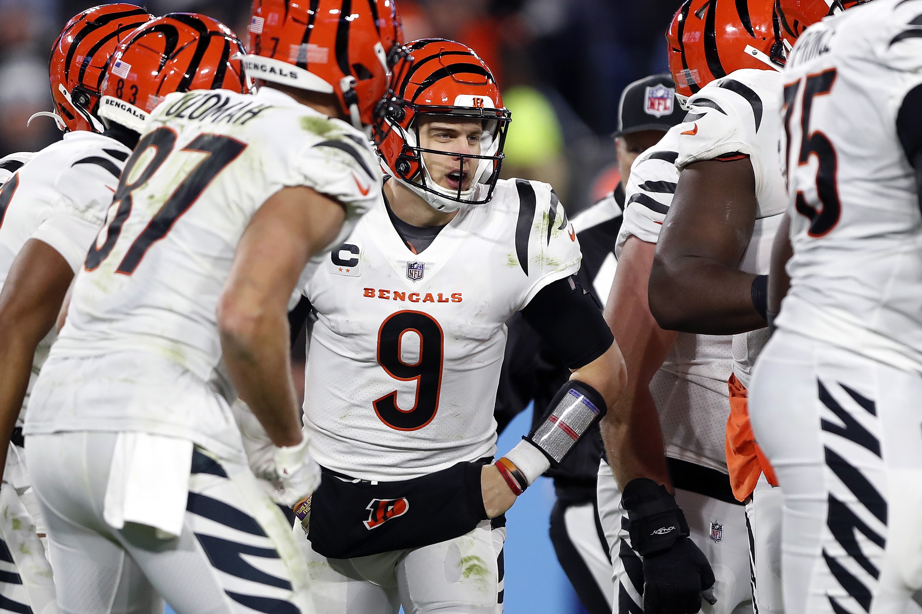 El Quarterback de los Cincinnati Bengals Joe Burrow (#9)  arengando a su equipo ante los Tennessee Titans en los AFC Divisional Playoffs. (Foto Prensa Lbre: AFP)
== FOR NEWSPAPERS, INTERNET, TELCOS & TELEVISION USE ONLY ==