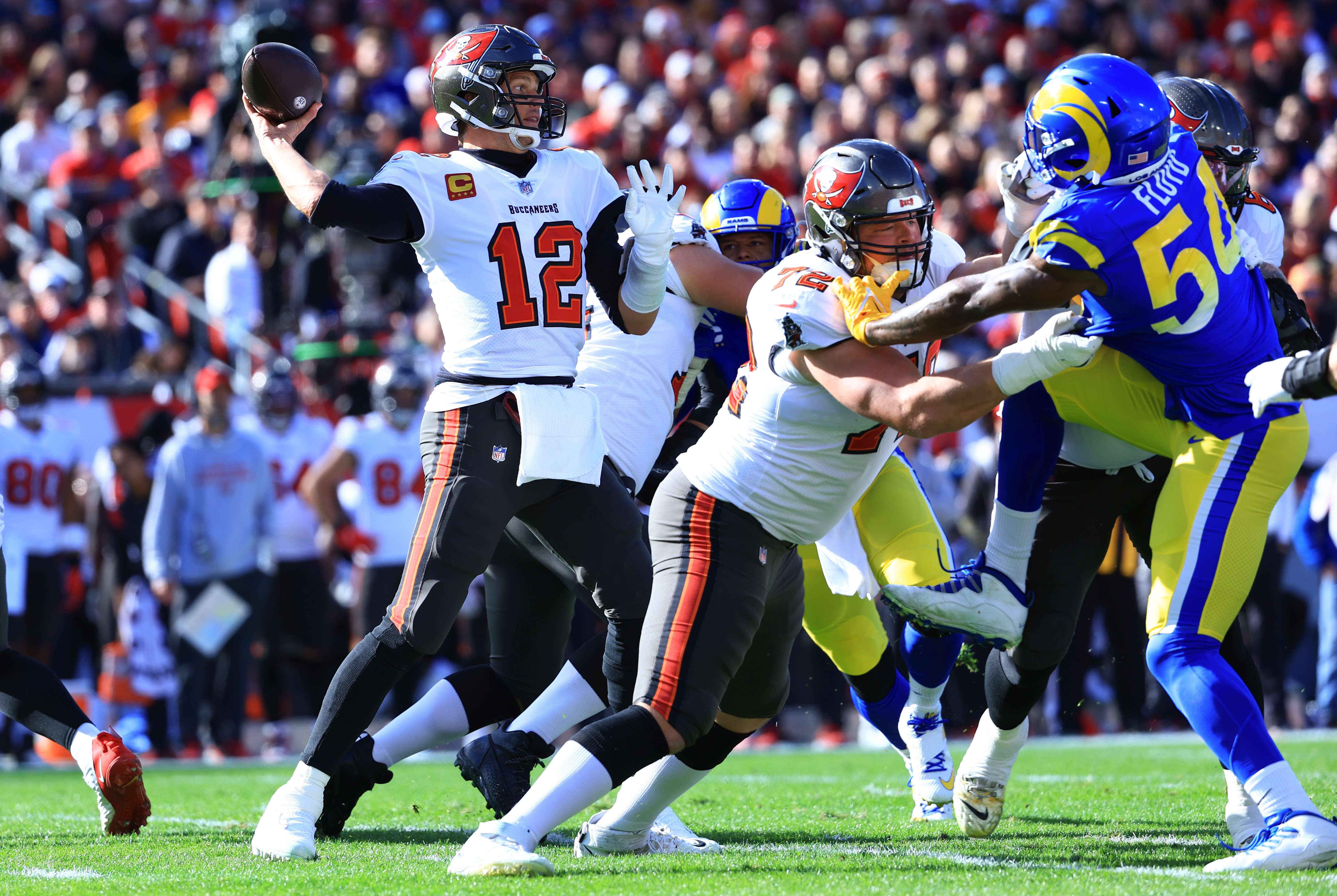 Tom Brady (12) de los Tampa Bay Buccaneers se dispone a hacer un pase en el juego divisional ante Los Angeles Rams. (Foto Prensa Libre: AFP)