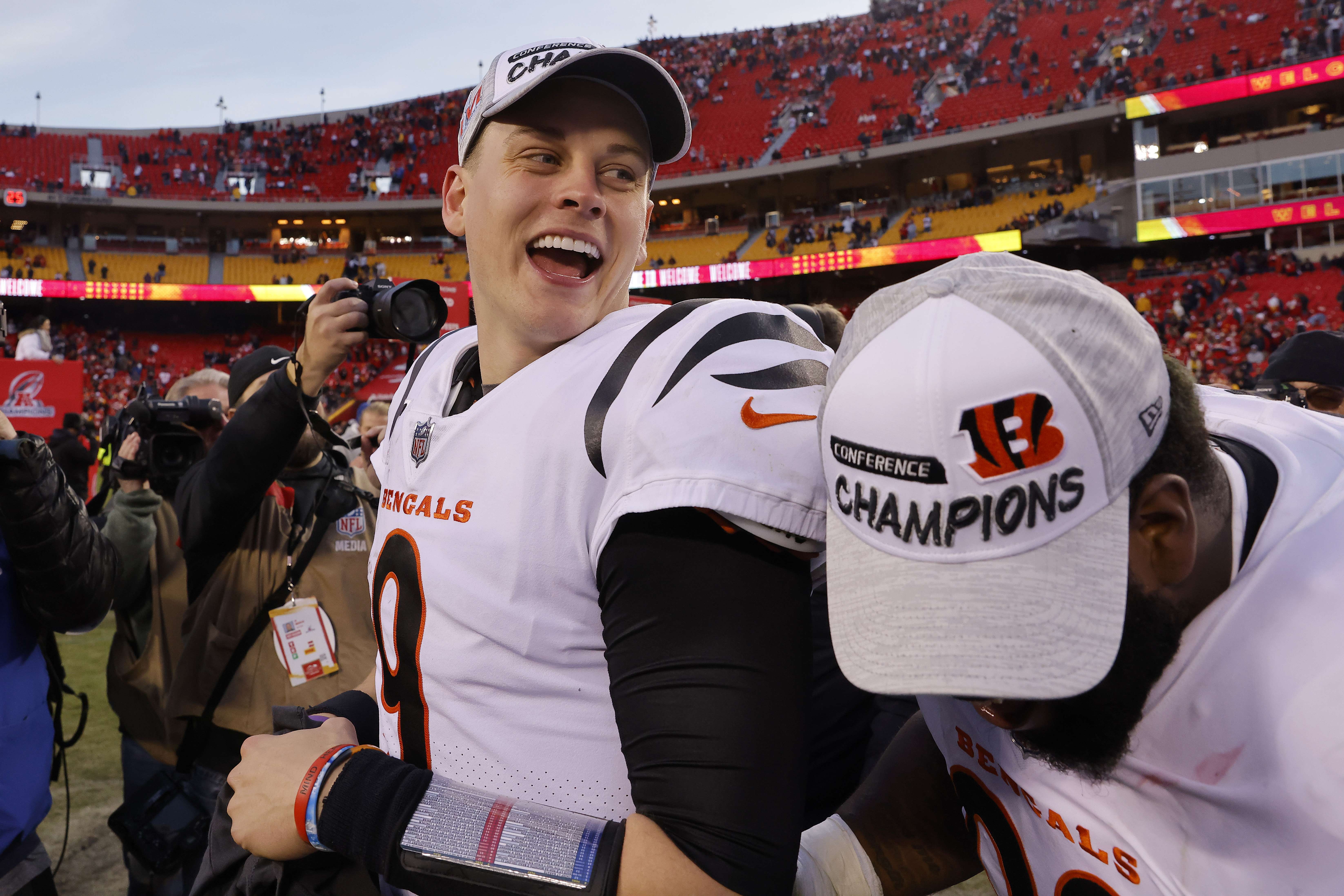 El Quarterback Joe Burrow (9) de los Cincinnati Bengals celebra el triunfo 27-24 sobre los Kansas City Chiefs.  (Foto Prensa Libre: AFP)